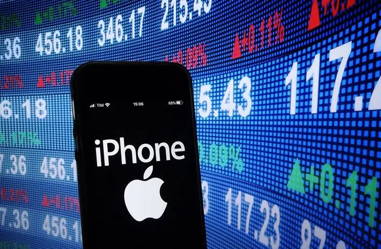 Apple defies industry trend: iPhone sales rise