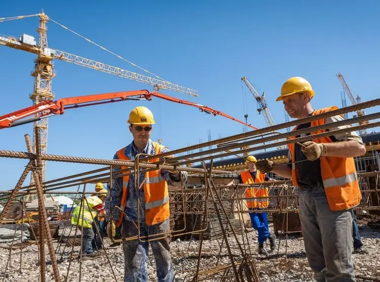 Almost 200,000 workers in Russia are still on western payrolls