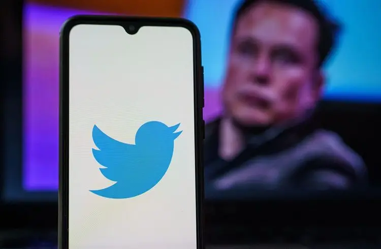 Elon Musk scolds Apple