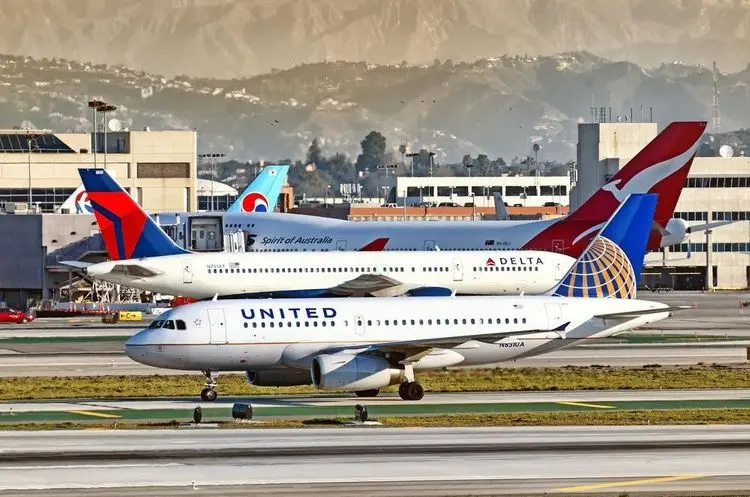 U.S. airlines cancel hundreds of flights
